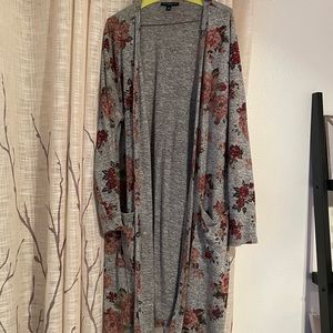 🌺🌺 Grey Floral Duster Sweater Size 2X 🌺🌺